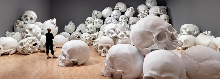 ron-mueck-100-skulls-14